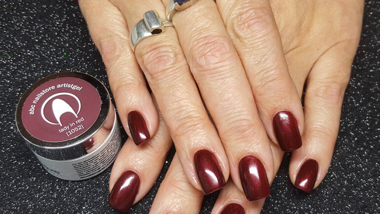 Nageldesign elegantes Dunkelrot