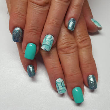 Aufwändige Handmalerei und Glitzer